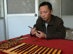 走進桃核雕藝之鄉牌坊劉村